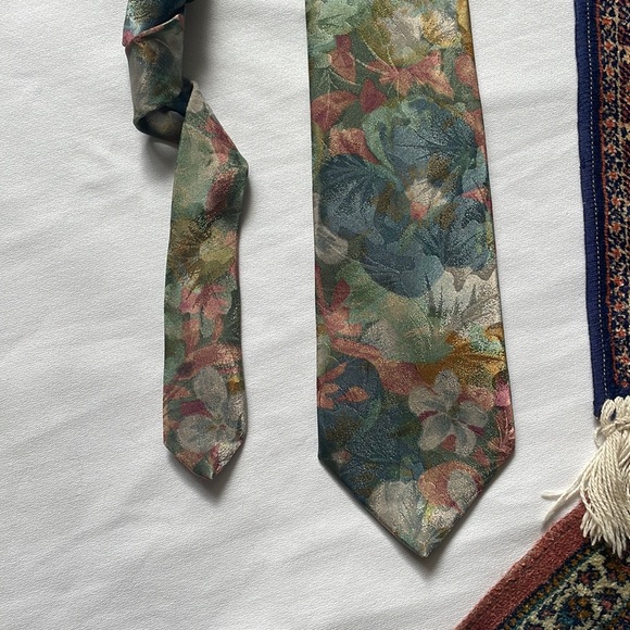 Moore’s “Very” 1980’s floral pattern tie - Picture 2 of 7